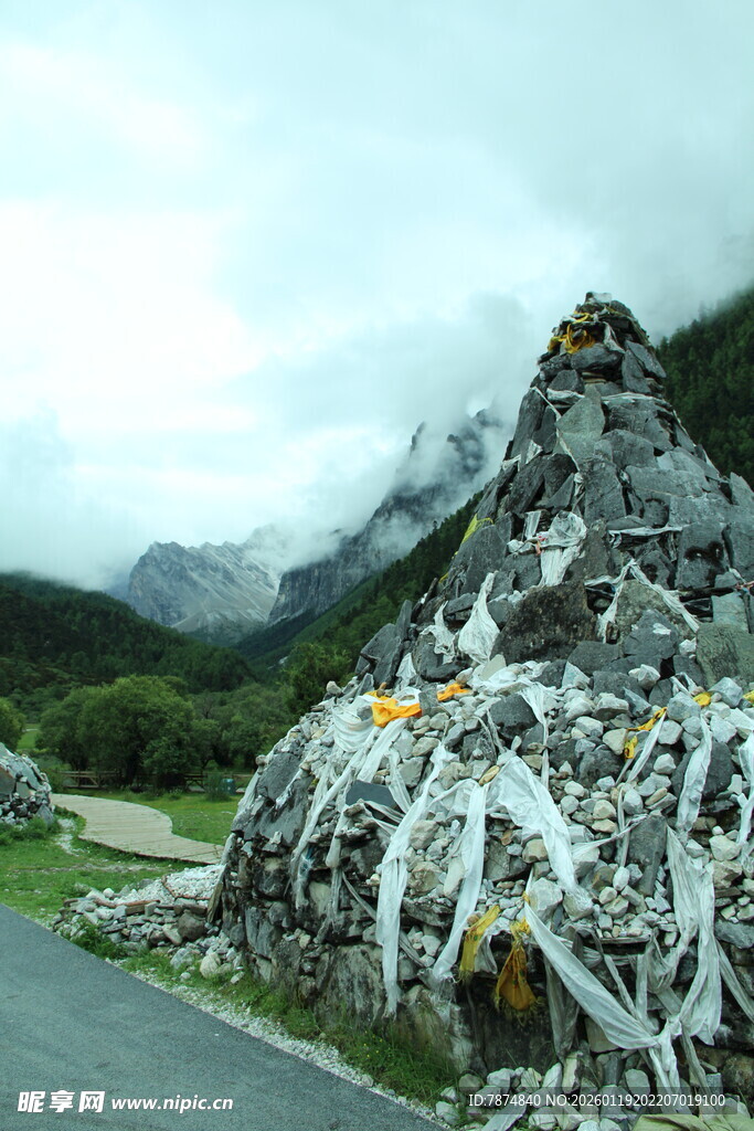 山间经幡堆 尽显藏地风情