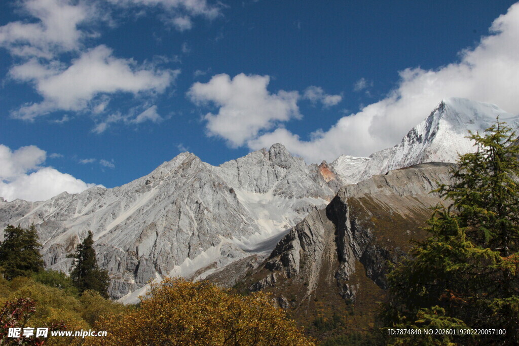雪山与多彩山林美景