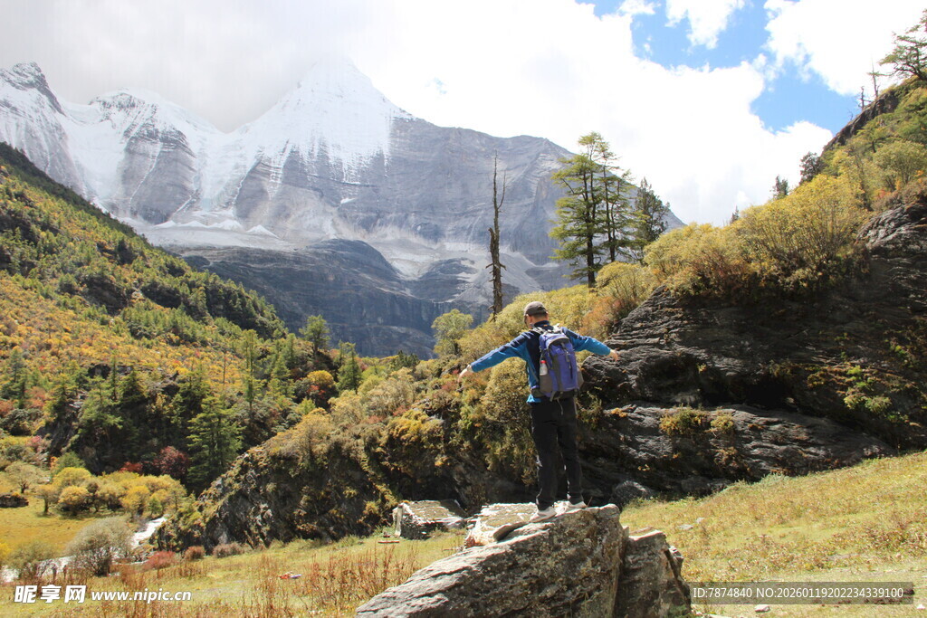 徒步者置身壮美山间景色