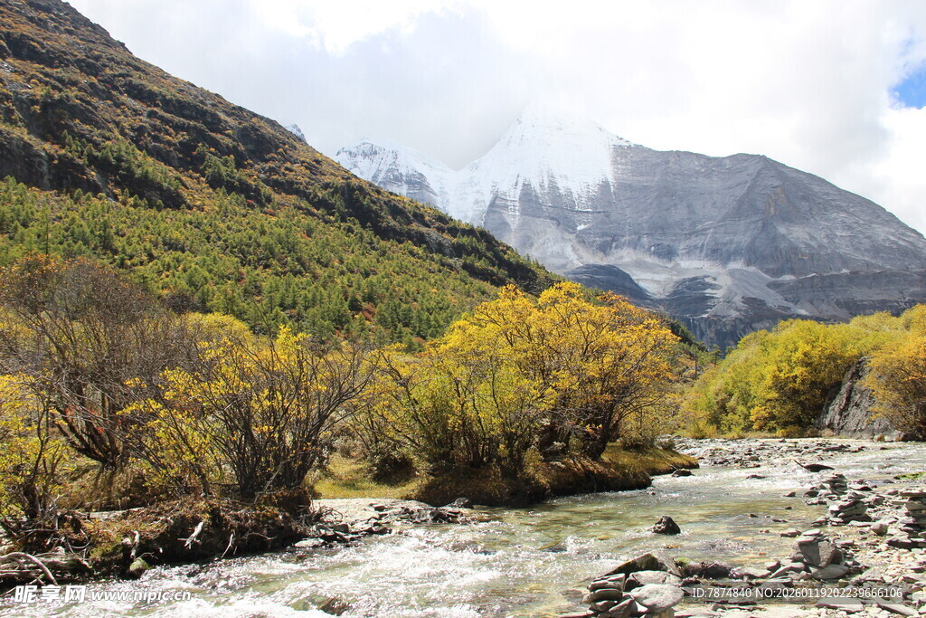 山间溪流秋色美景
