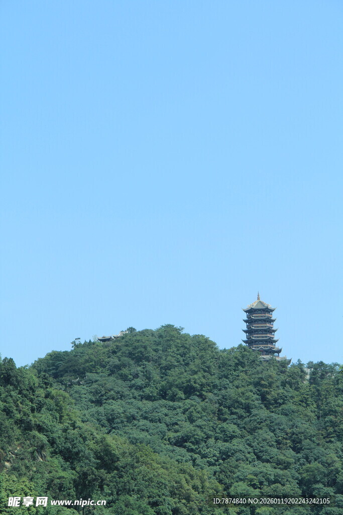 青山之巅的古朴塔楼