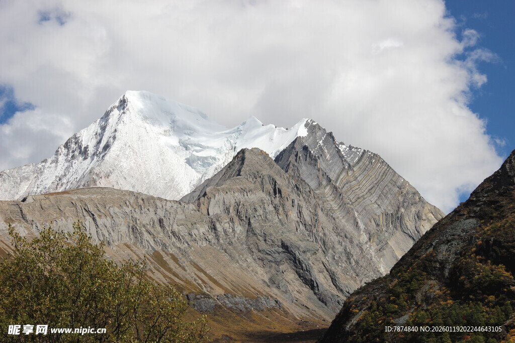 巍峨雪山壮丽景致