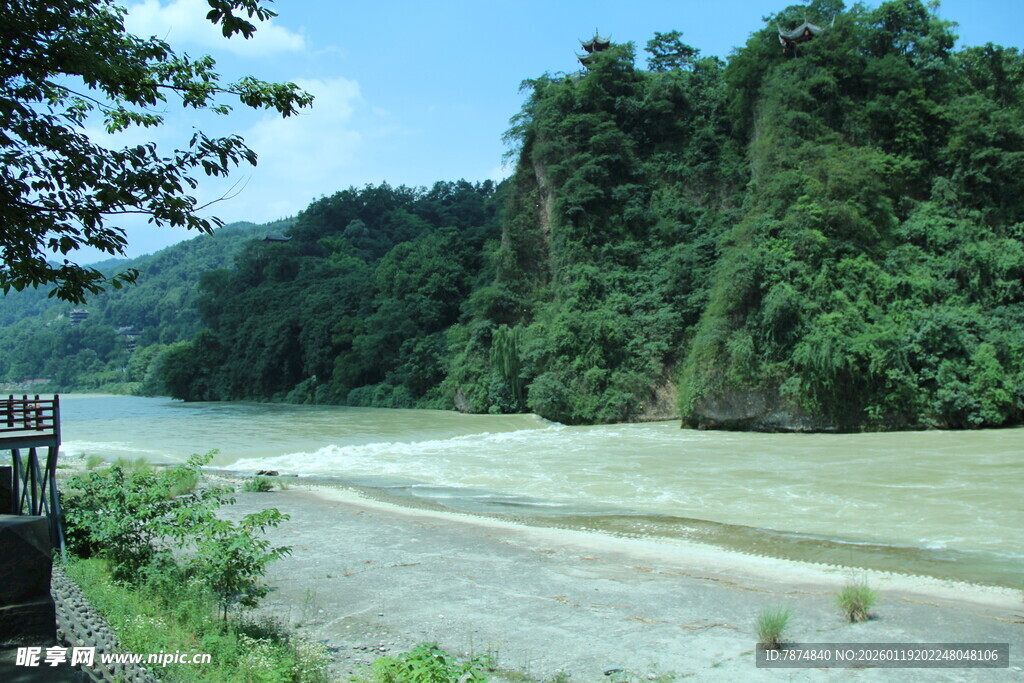 山间河流旁的葱郁景致