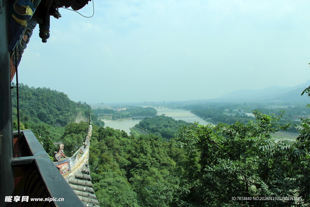 山间观景台俯瞰秀丽风光