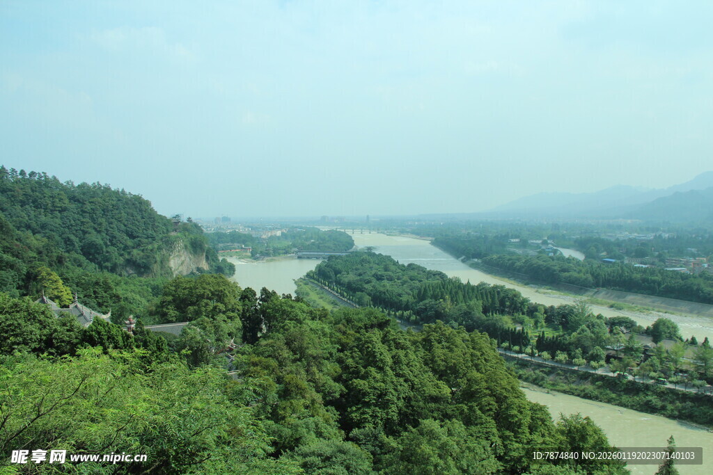 青山绿水间的蜿蜒河流