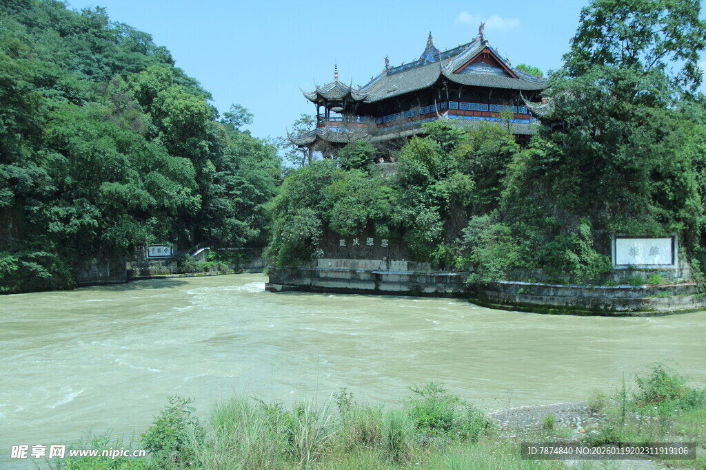 古建旁的绿水与葱郁树林
