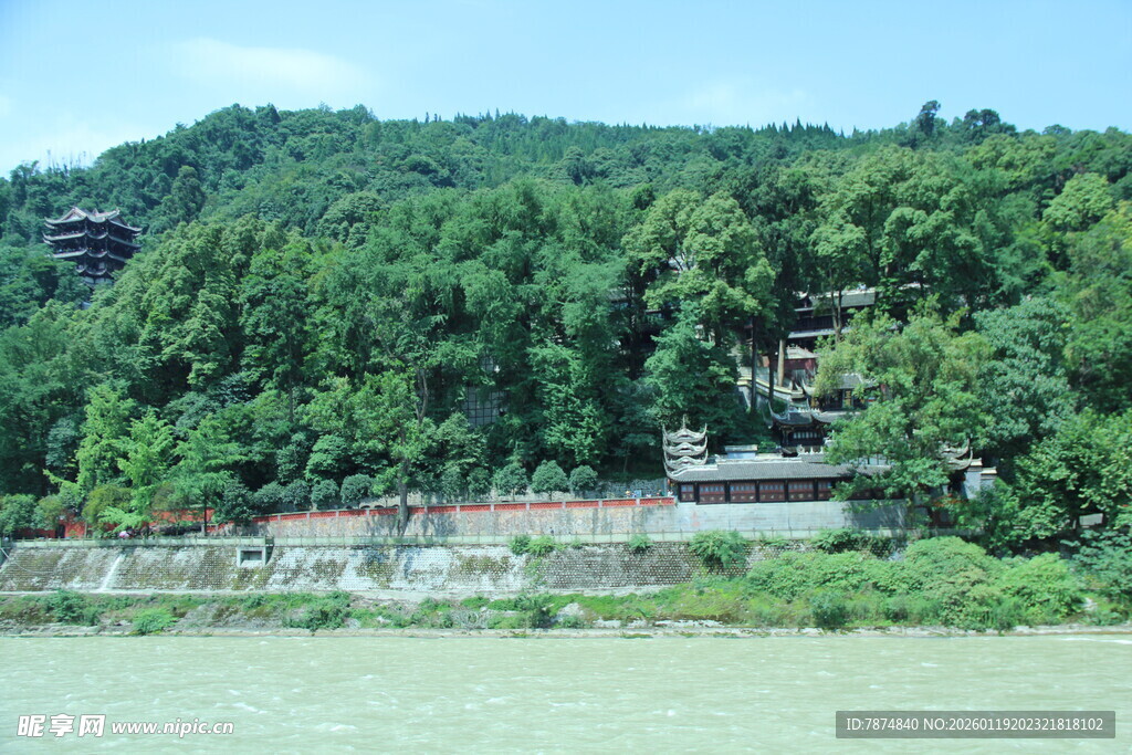 青山绿水间的江边建筑