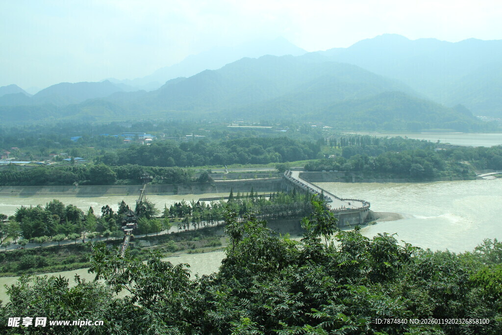 壮丽山水间的古老建筑