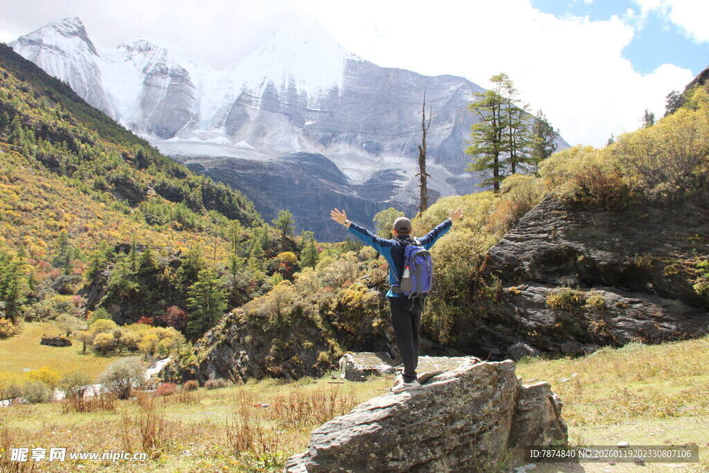徒步者于山间岩石上欢呼