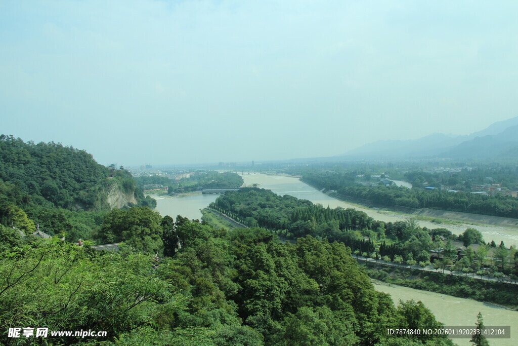俯瞰山间蜿蜒河流美景