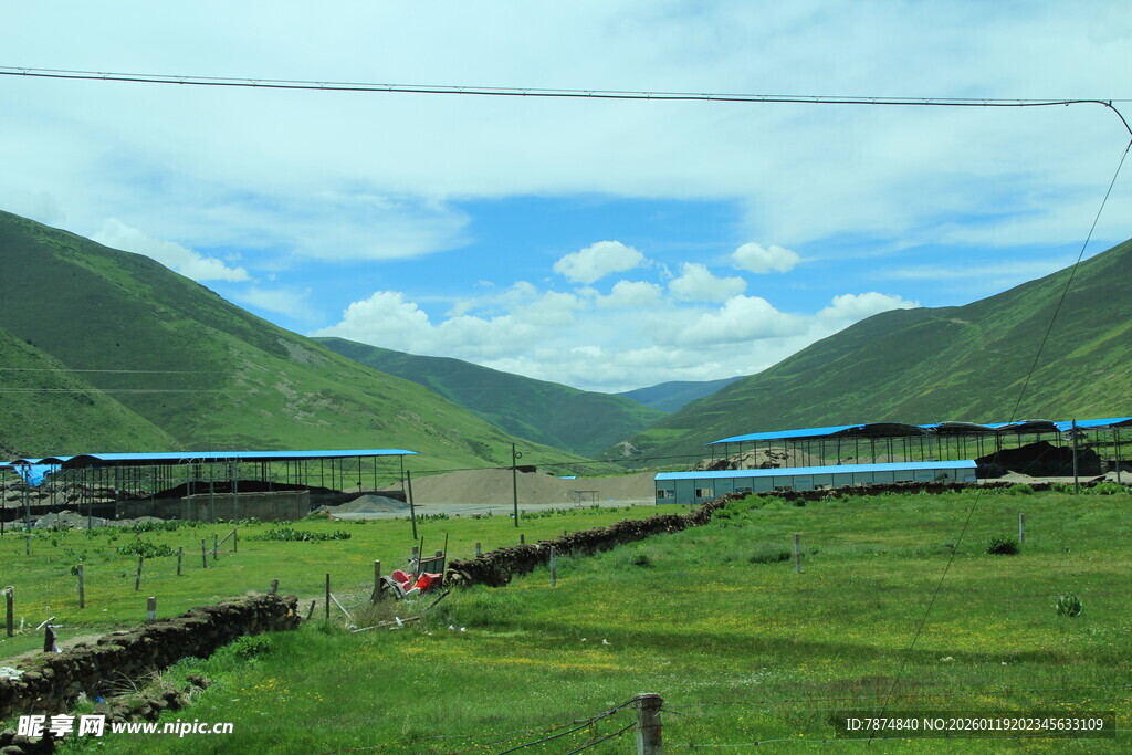 草原上的铁路风景