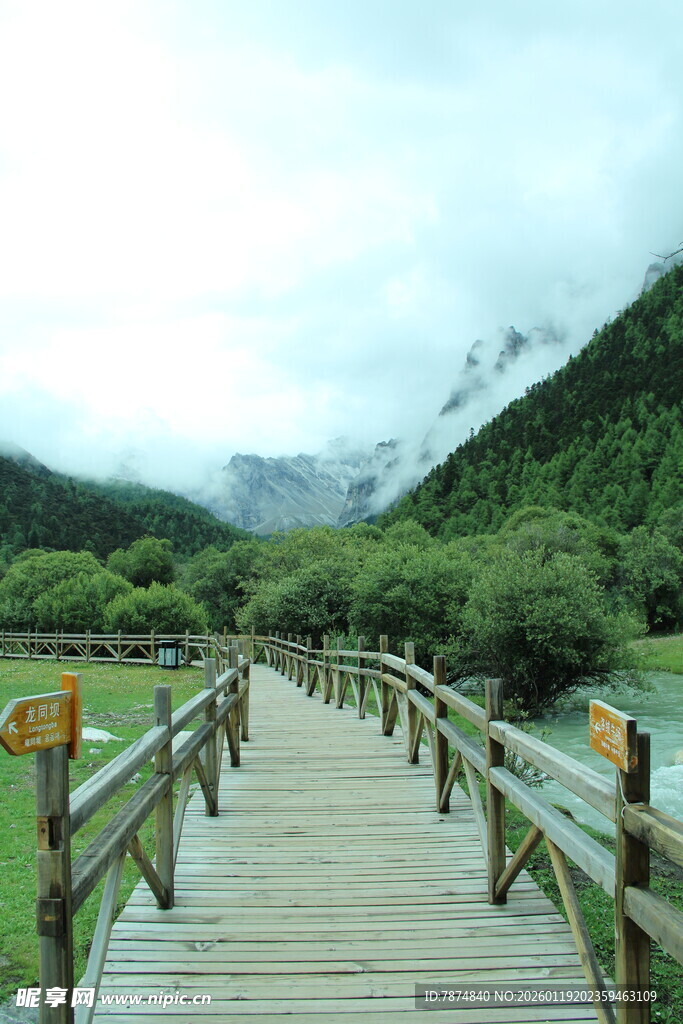 山间木桥通往秀丽风景