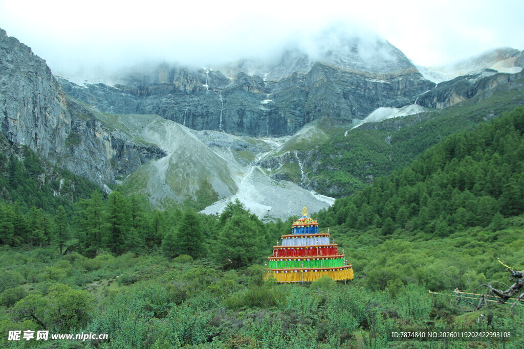 山间彩幡与壮丽自然景观