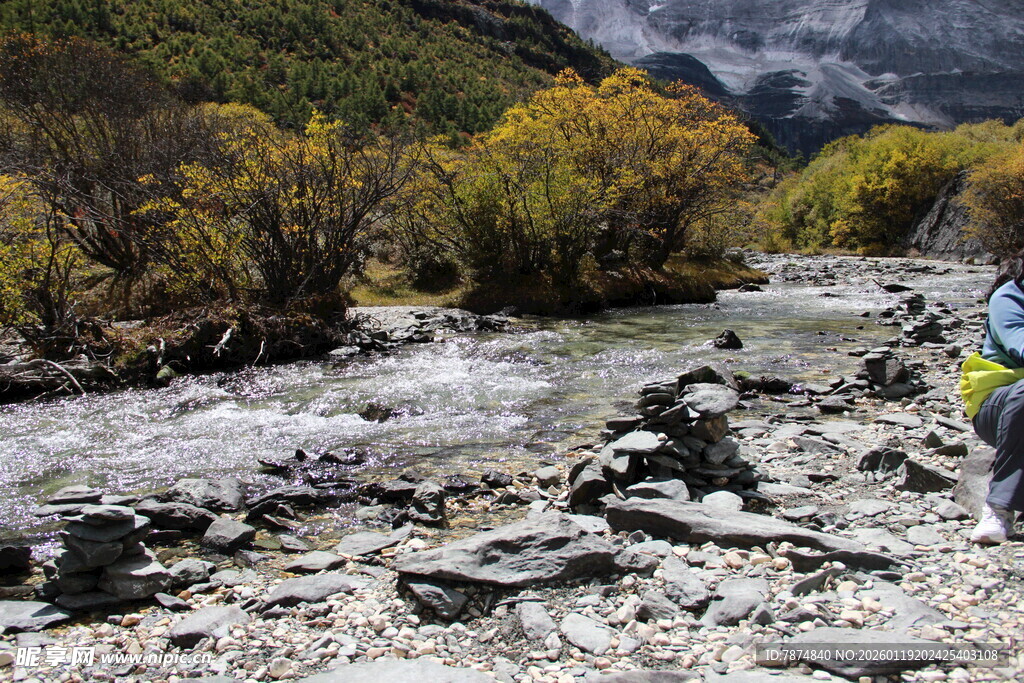 徒步者穿行于河畔美景