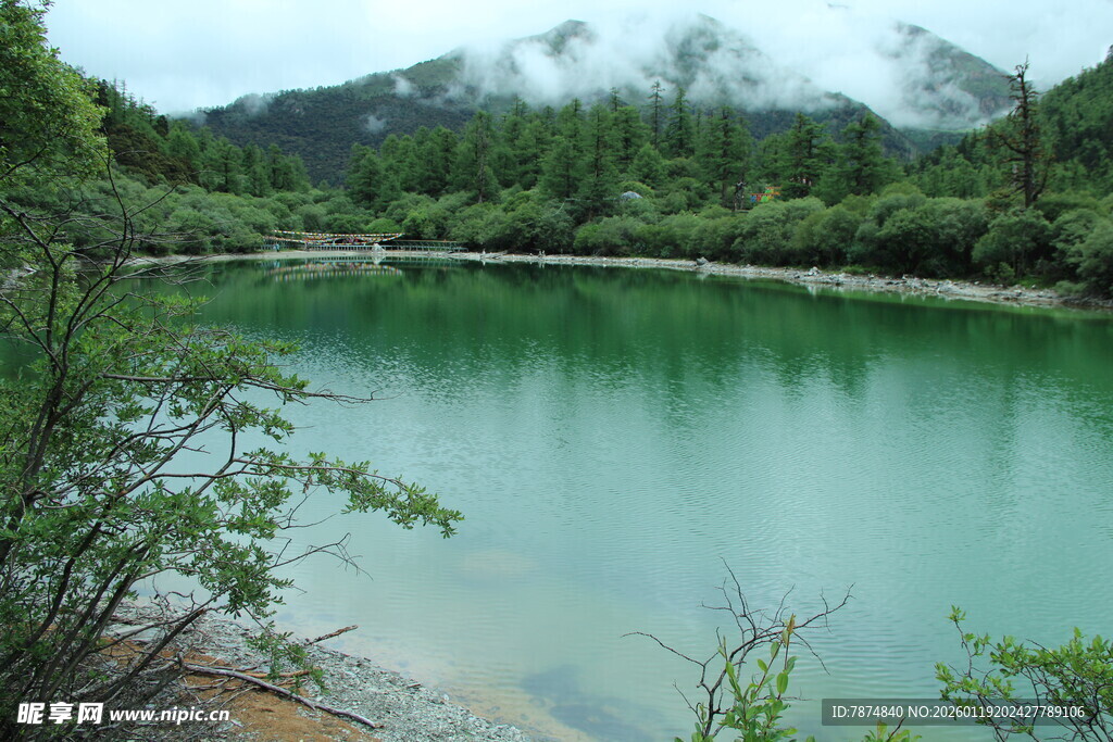 青山绿水间的静谧湖泊