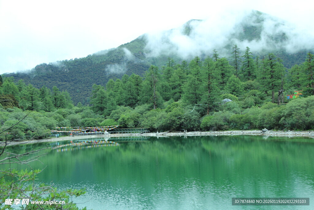 青山环绕的碧绿静谧湖泊
