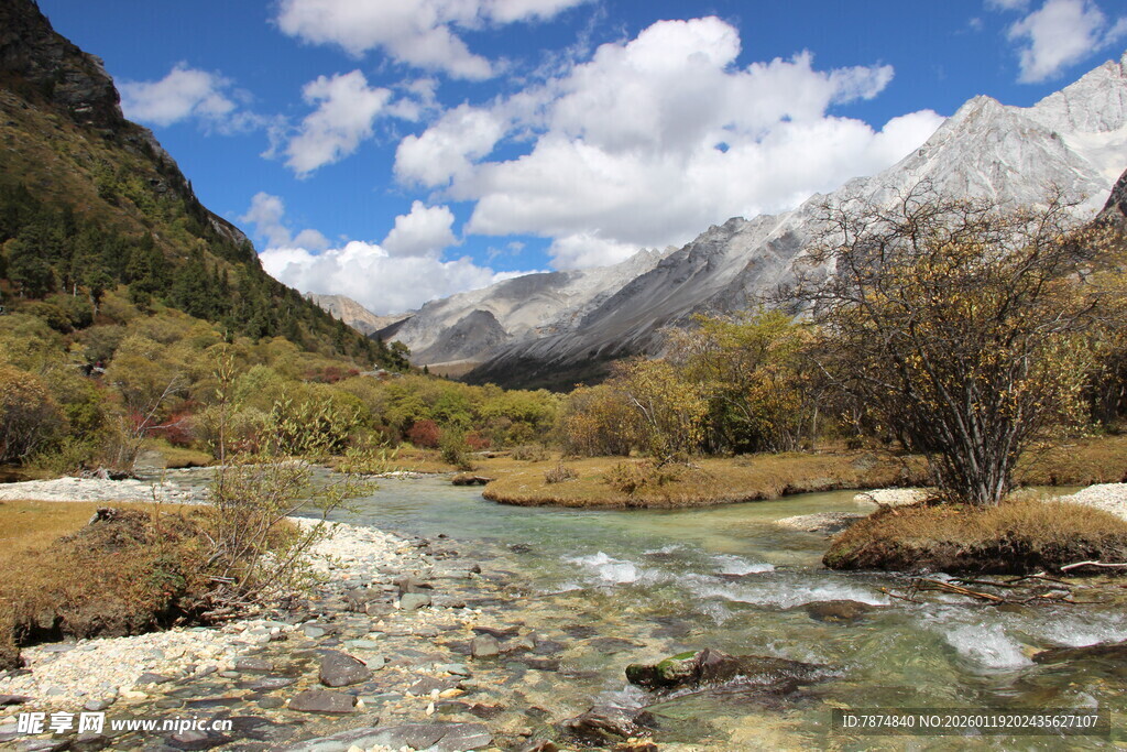 山间溪流与壮丽雪山美景
