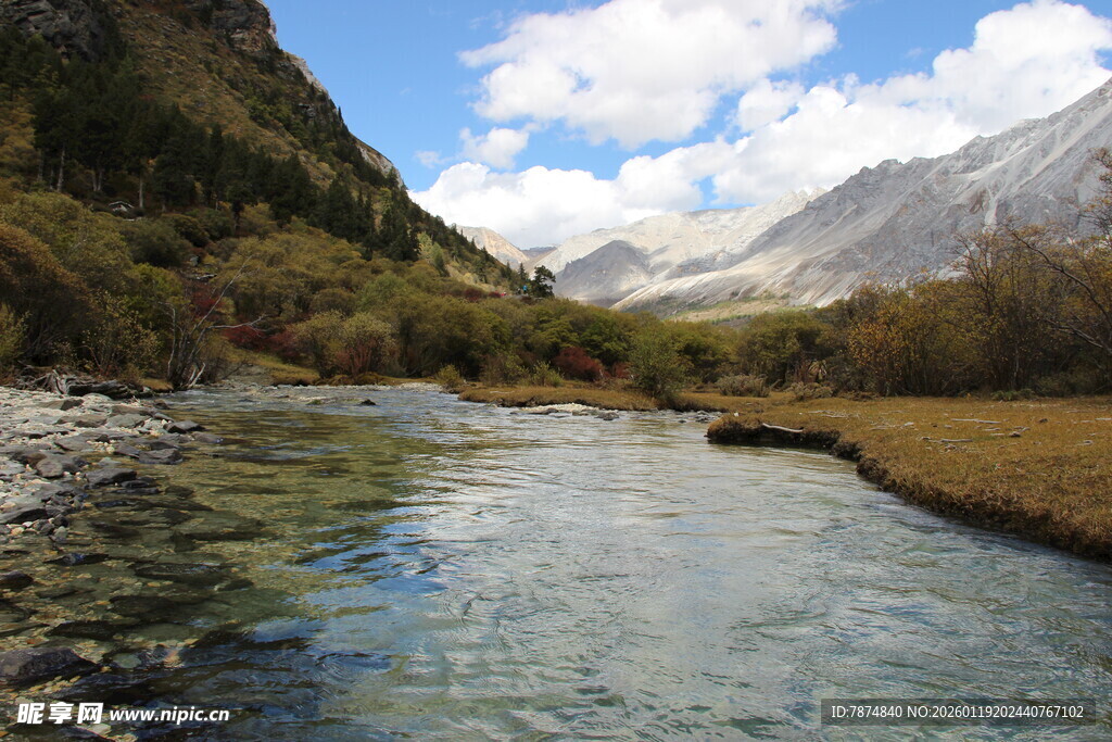 山间清澈溪流风景图