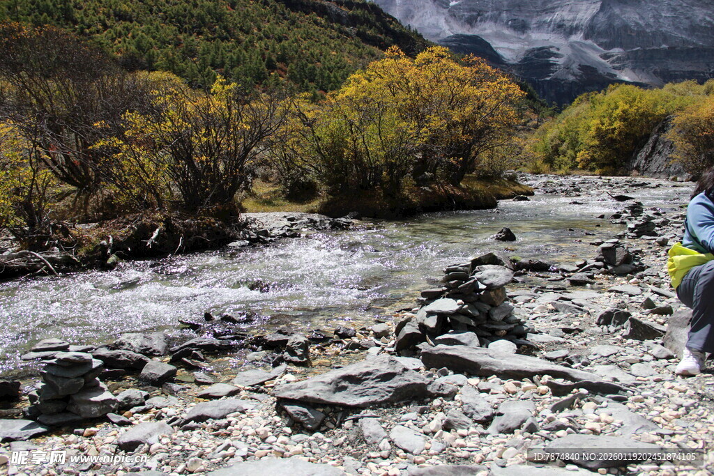 山间溪流徒步者身影