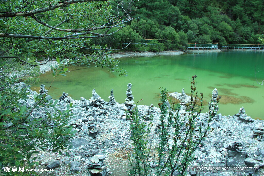 山间碧绿湖水与岸边景致