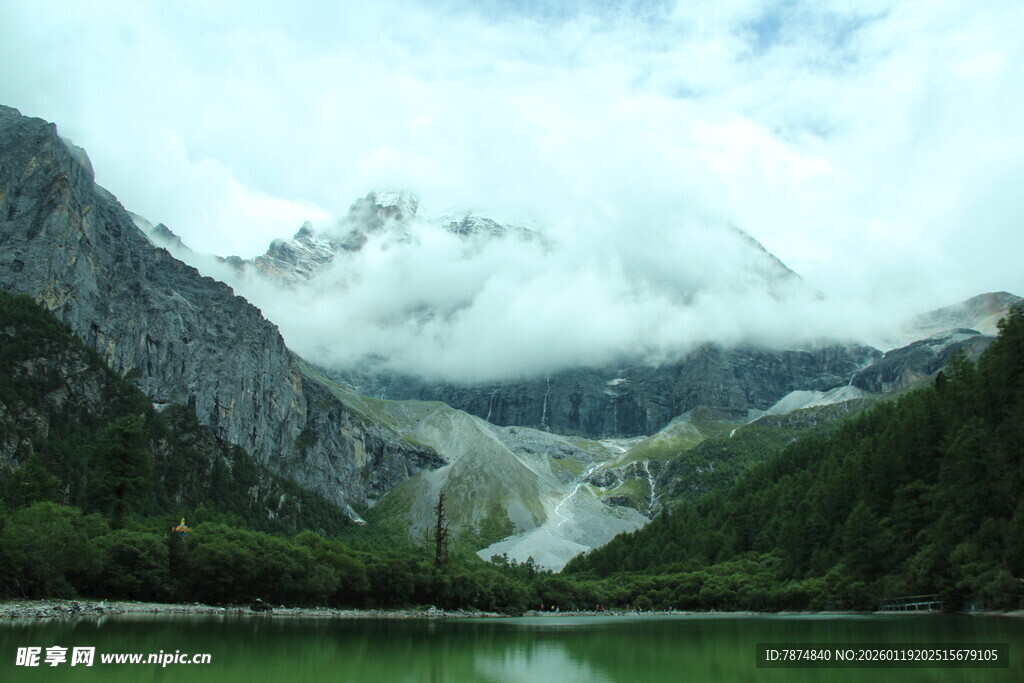 山间翠湖伴云雾缭绕