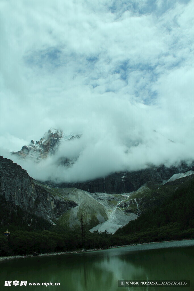 云雾缭绕的山水美景