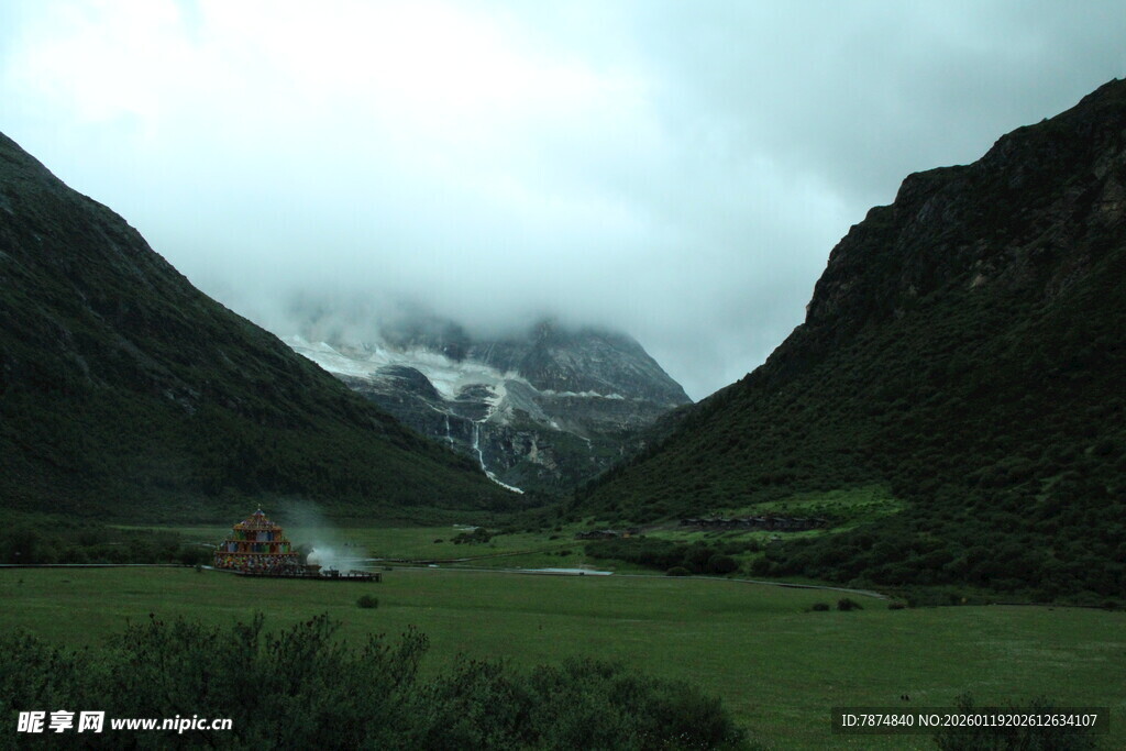 山间云雾中的静谧田园风光