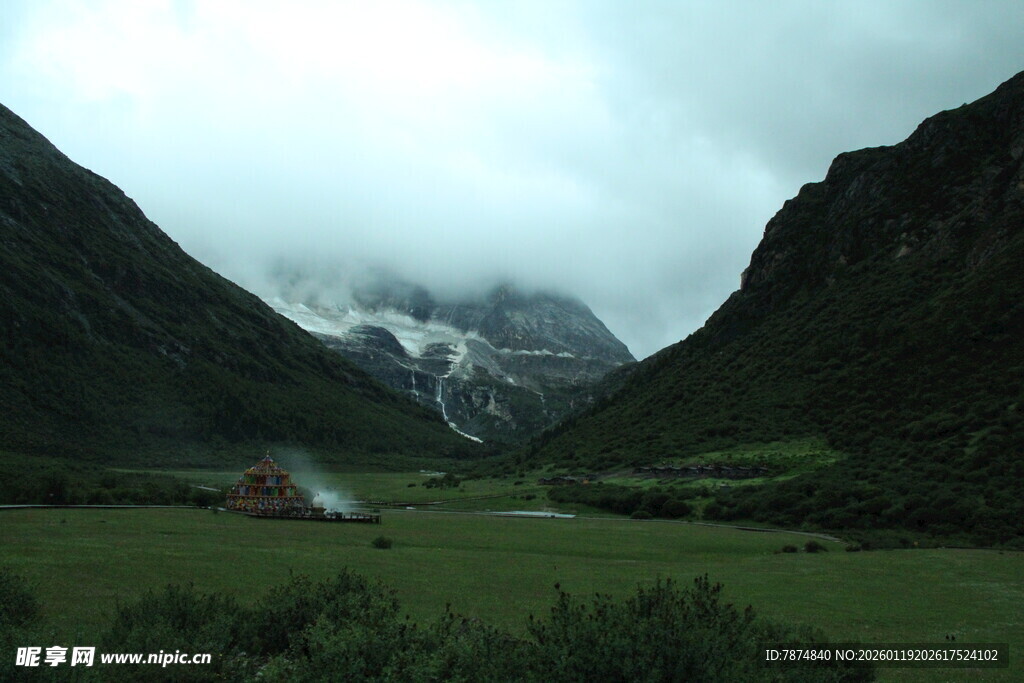 山间绿野中的云雾缭绕之景