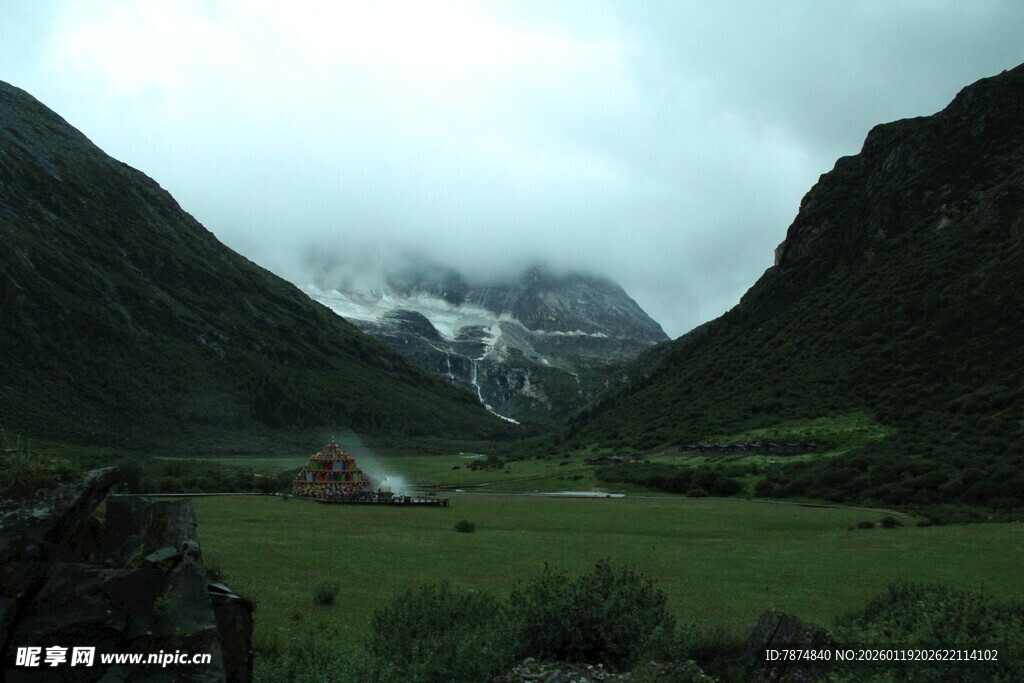 山间绿野中的静谧风光