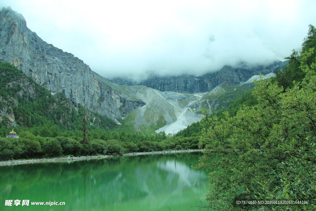 青山绿水间的秀丽湖景