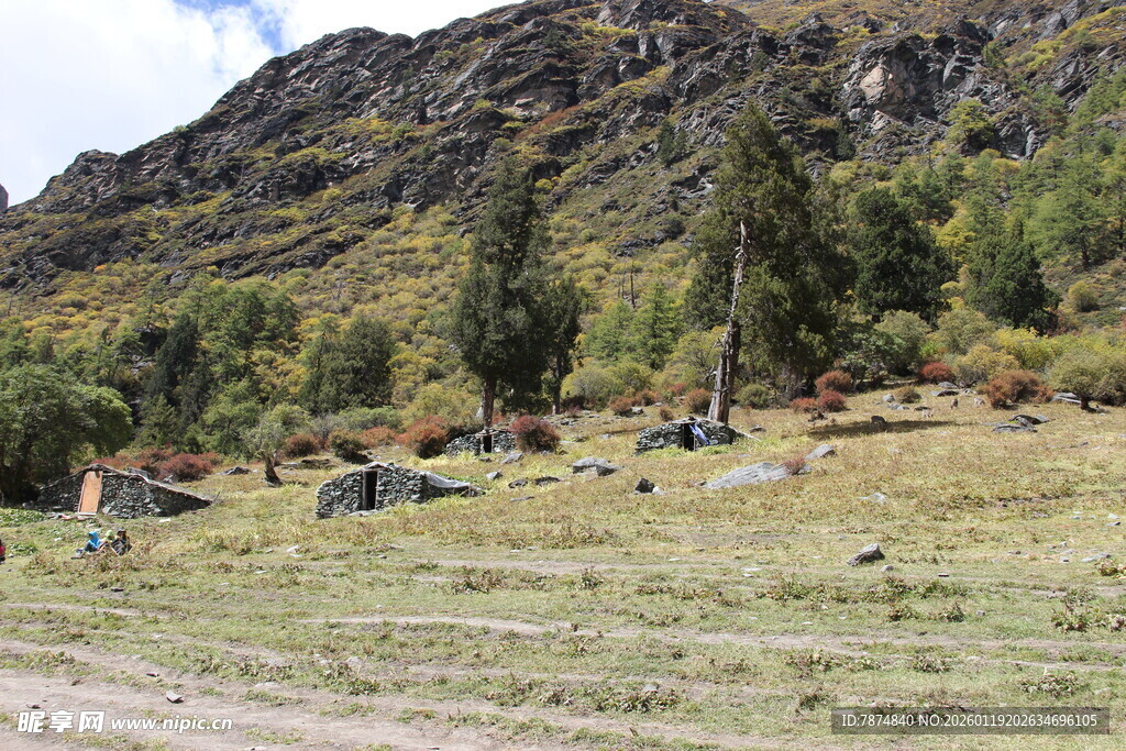 山间草地中的零星建筑