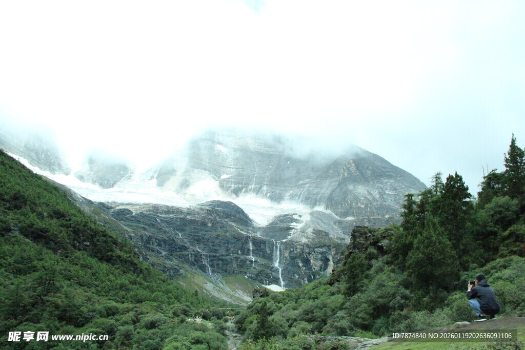 山间云雾缭绕的壮美风景