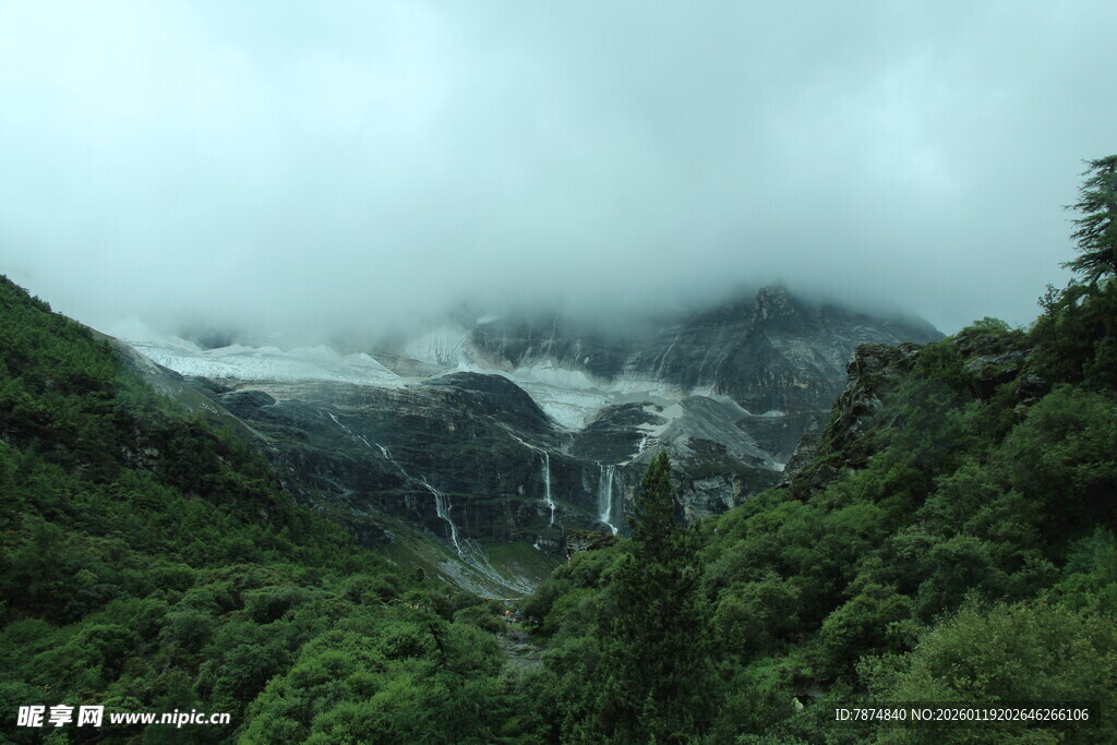 云雾缭绕的山间绿意美景