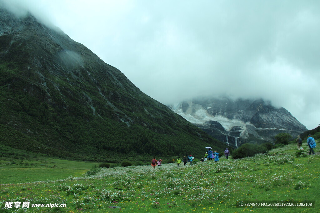 山间绿野徒步者身影