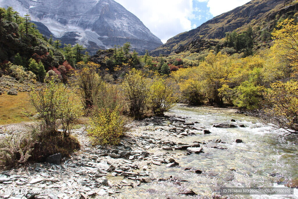 山间溪流秋色美景