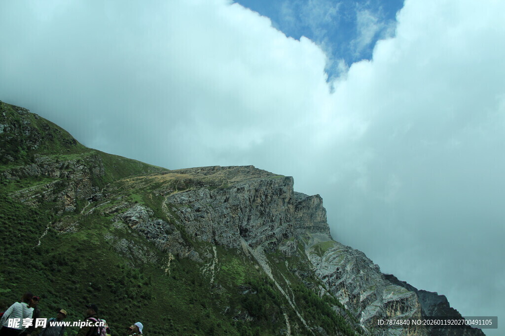 高山之巅云雾缭绕美景