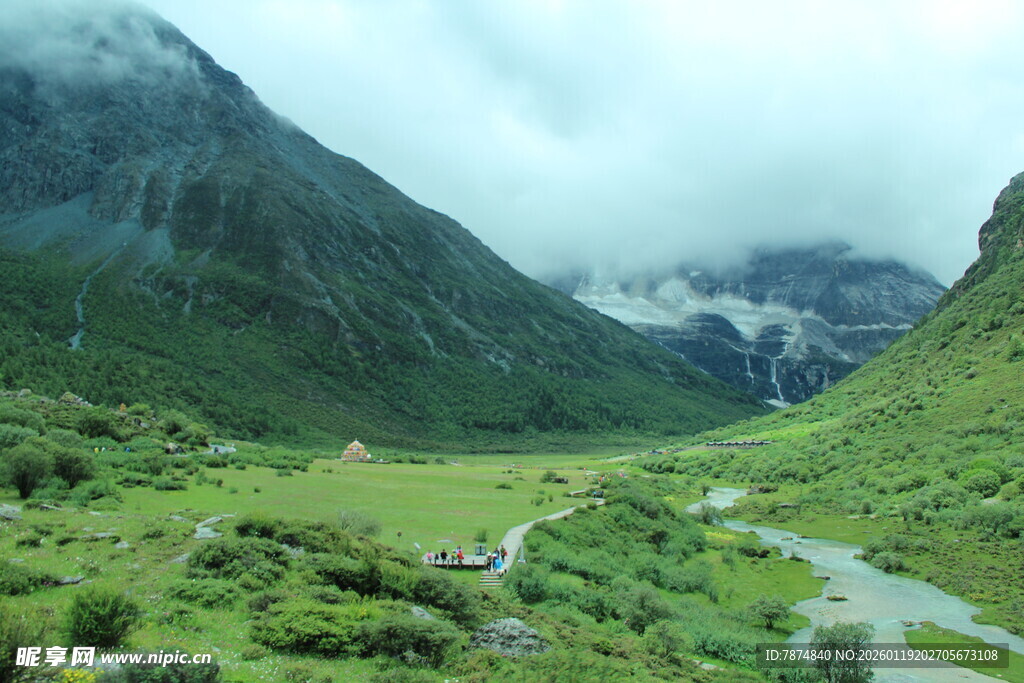 山间绿野溪流美景