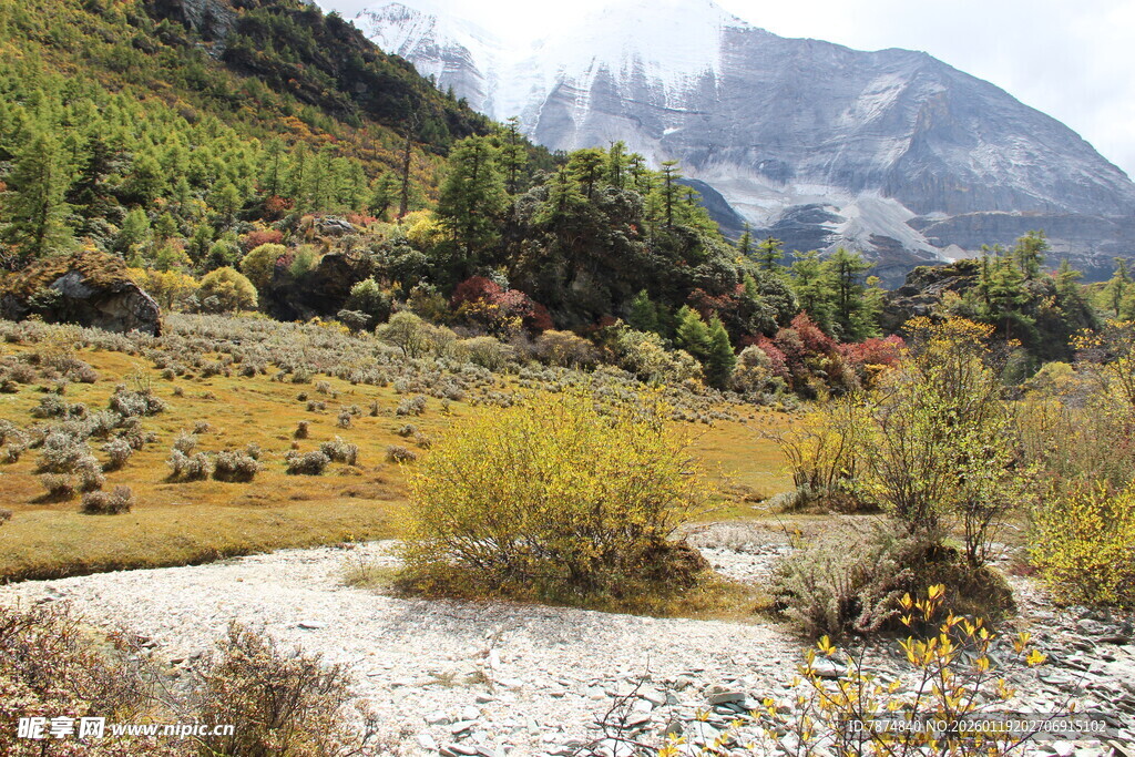 山间多彩秋景风光