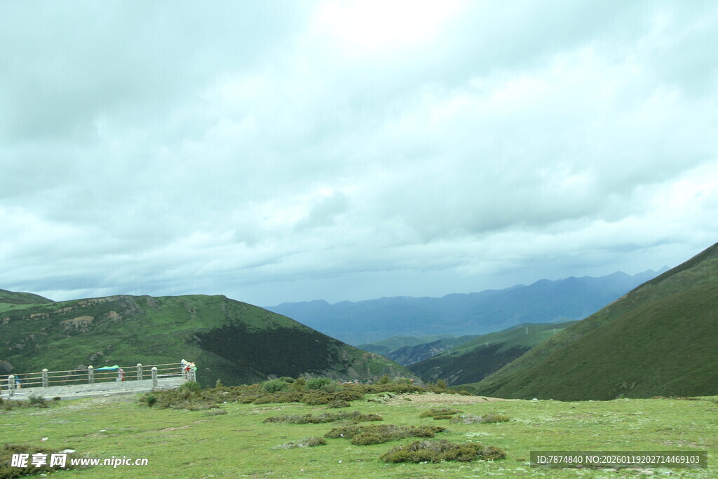 草原山峦间的壮阔风景