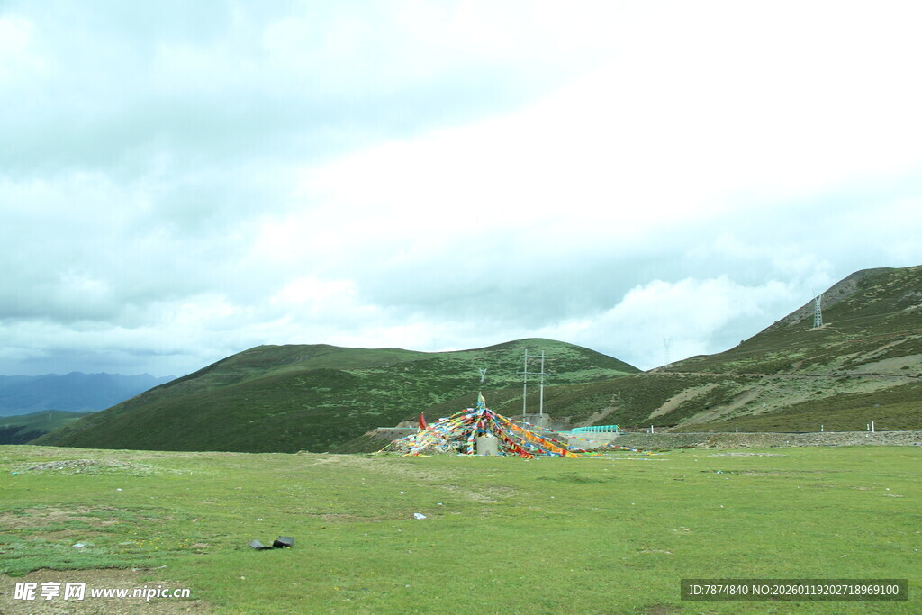 草原山间小屋的宁静景致