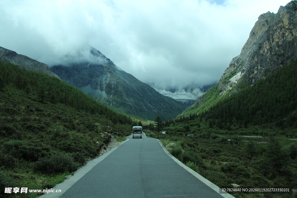 山间公路 云雾缭绕美景