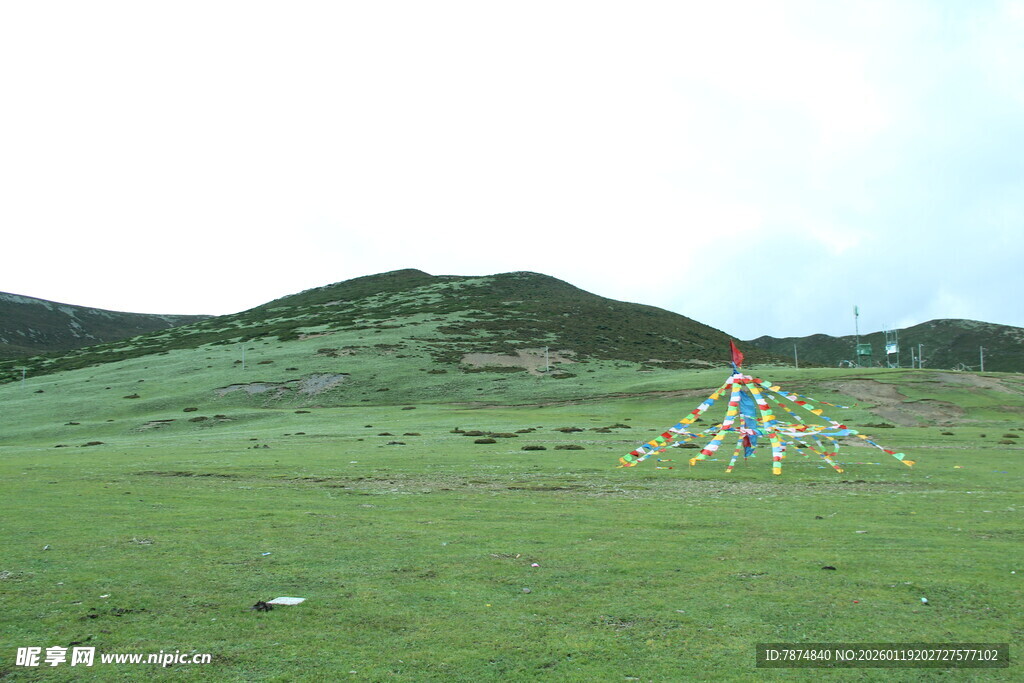 草原上的彩色经幡景观