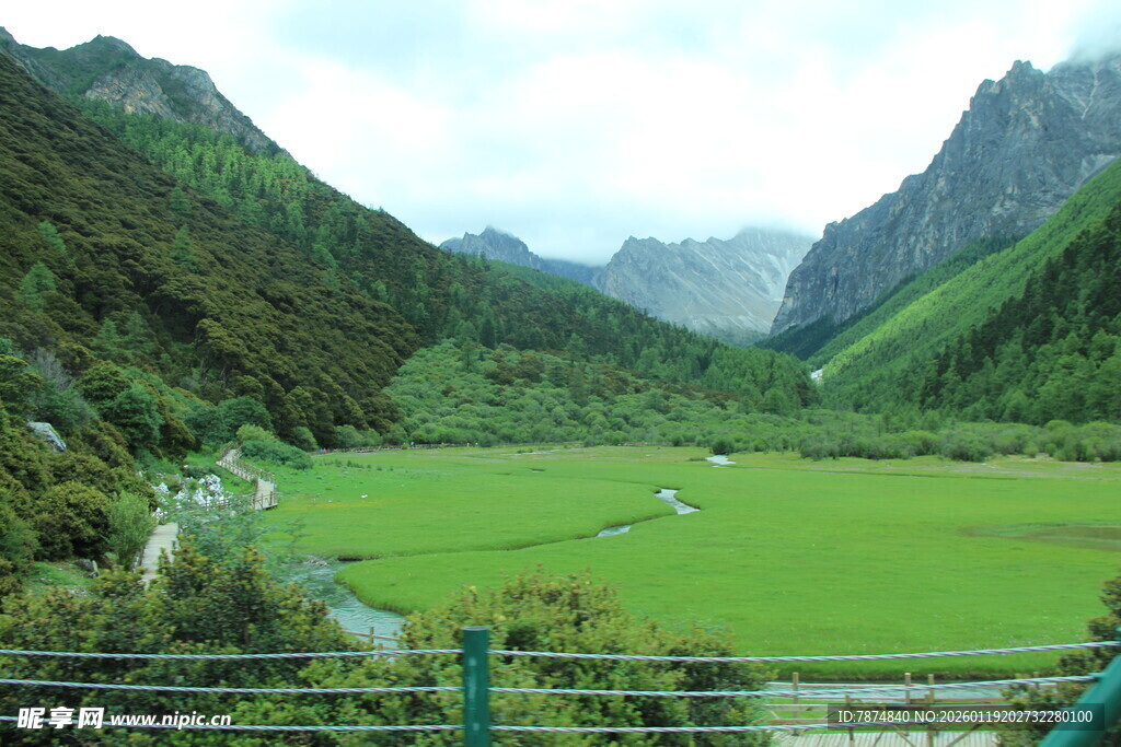 山间绿野美景如画