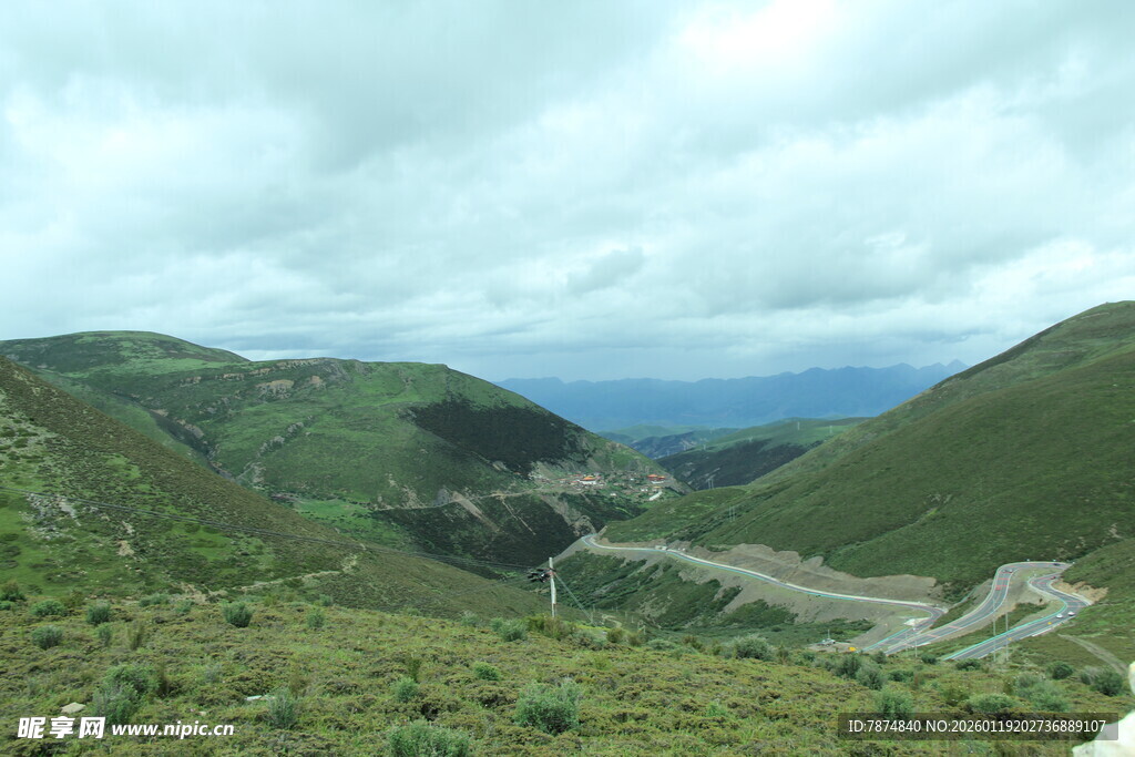 山间蜿蜒公路 绿意盎然