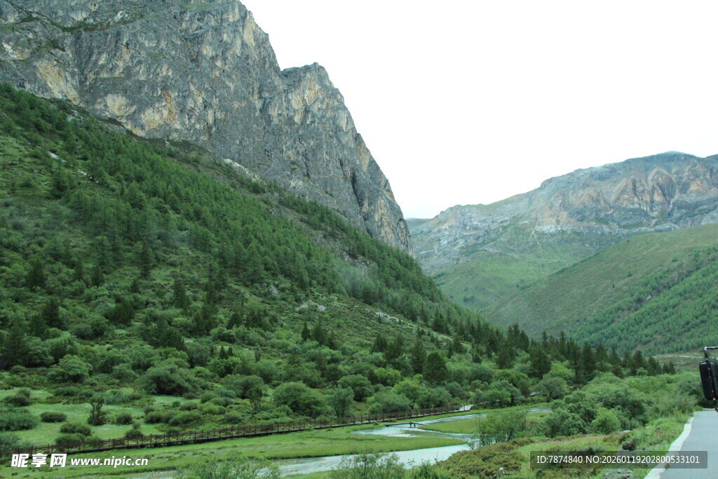 山间公路旁的秀丽自然景观