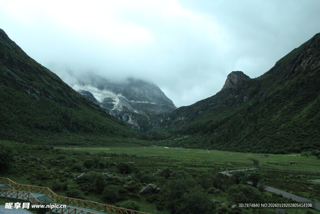 山间云雾缭绕的壮美景色