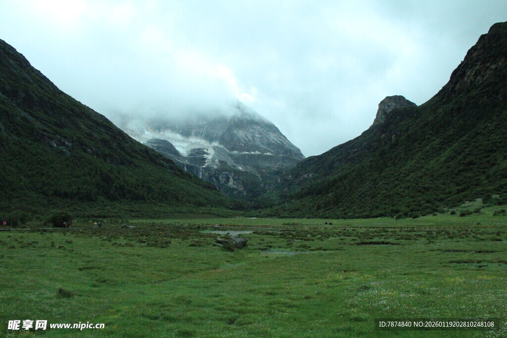 山间草原 云雾缭绕之景