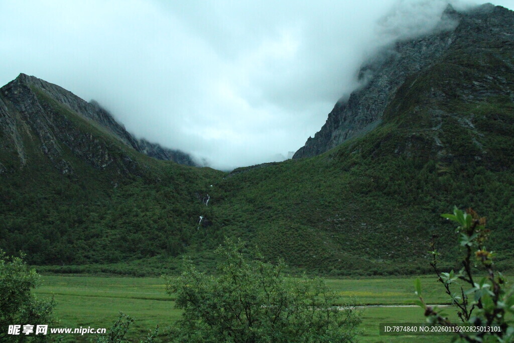 山间绿野 云雾缭绕之景