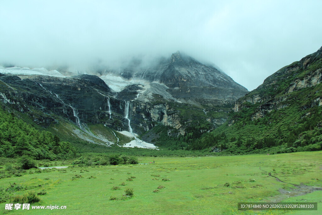 山间绿野 云雾缭绕的美景