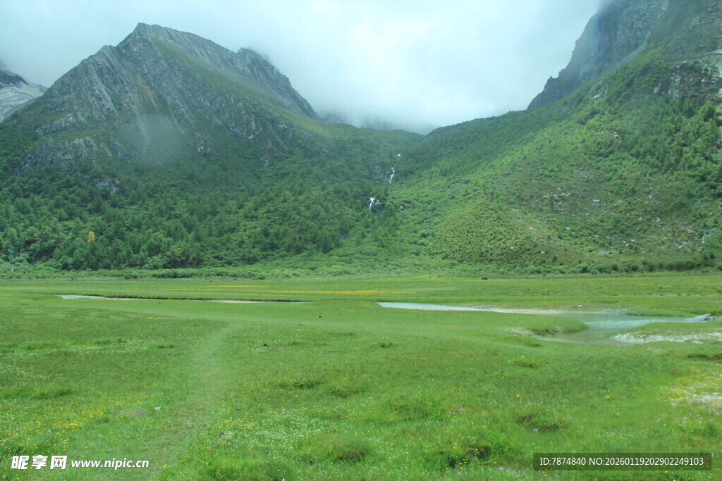 山间绿野 云雾缭绕之景